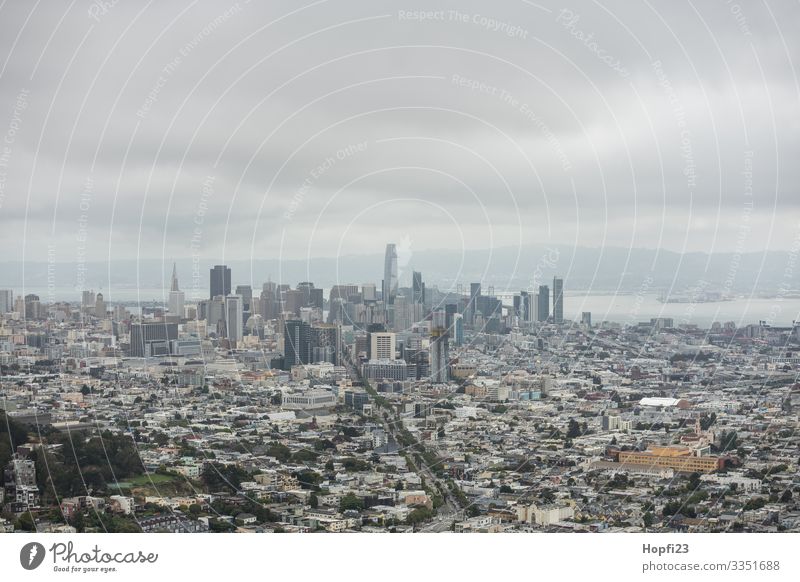 San Francisco von den Twin Peaks aus Stadt Hochhäuser wolkenkratzer Straße Haus Häuserschlucht Skyline USA Kalifornien Halbinsel Bucht Bürogebäude bewölkt