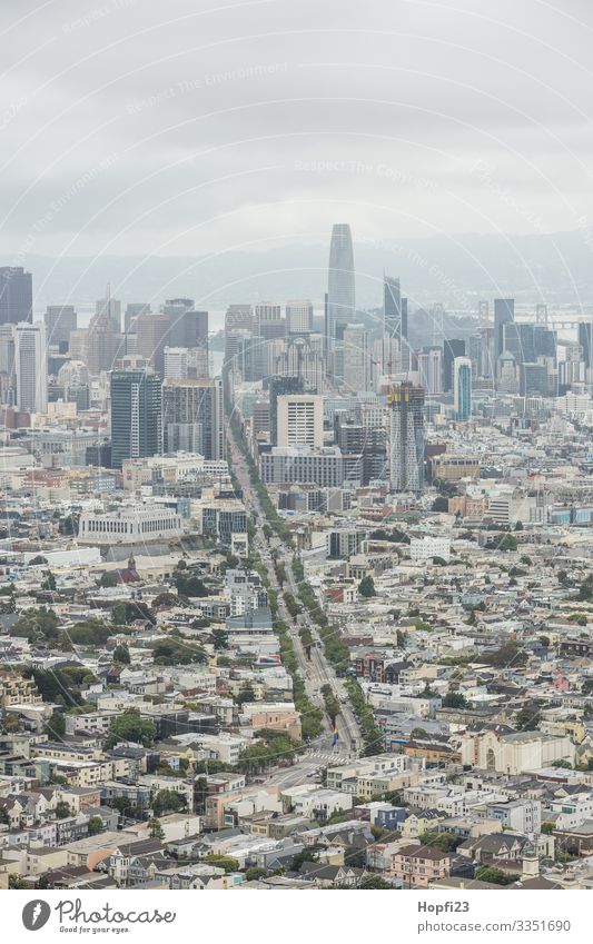 San Francisco von den Twin Peaks aus Stadt Hochhäuser wolkenkratzer Straße Haus Häuserschlucht Skyline USA Kalifornien Halbinsel Bucht Bürogebäude bewölkt