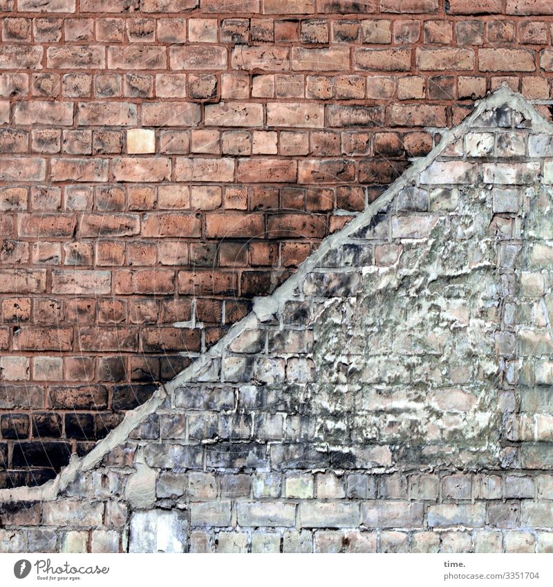 Geisterhaus kaputt backstein backsteinwand hauswand abdruck mauer tageslicht trashig ruine lost place verlassen perspektive sanierungsbedürftig abrisshaus