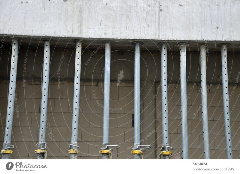 Schalungsstützen im Betonbau Handwerker BAuhandwerk Baustelle Betonklotz Hochbau Metall Stahl Arbeit & Erwerbstätigkeit bauen grau parallel unvollendet Säule