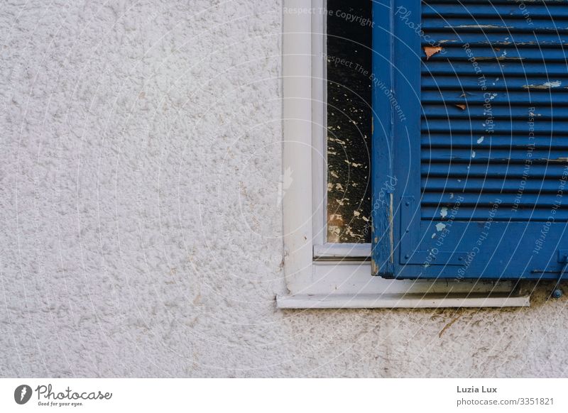 Fenster mit blauem Laden Wohnung Haus Mauer Wand Fassade Fenstersims alt schön weiß Stimmung Fröhlichkeit geschlossen halb geöffnet Farbfoto Gedeckte Farben