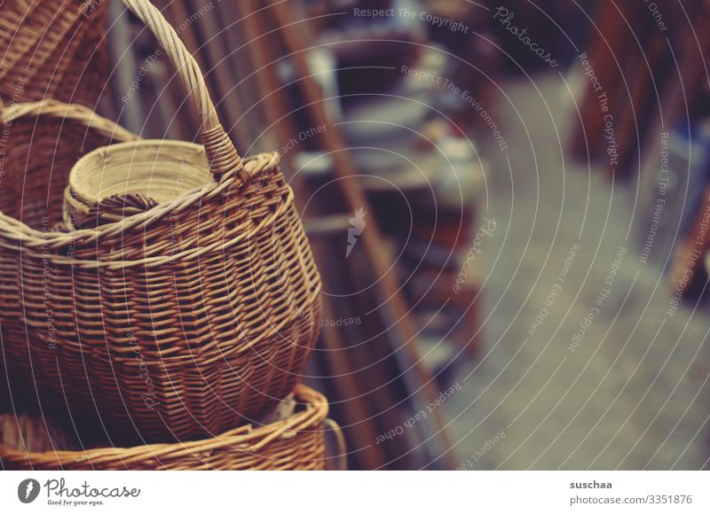 ganz viele körbe Korb Korbflechten Lager Rest Second-Hand Laden Keller Rattankorb Weidenkorb geflochten selbstgemacht Kammer Recycling alt Schrott Sammellager