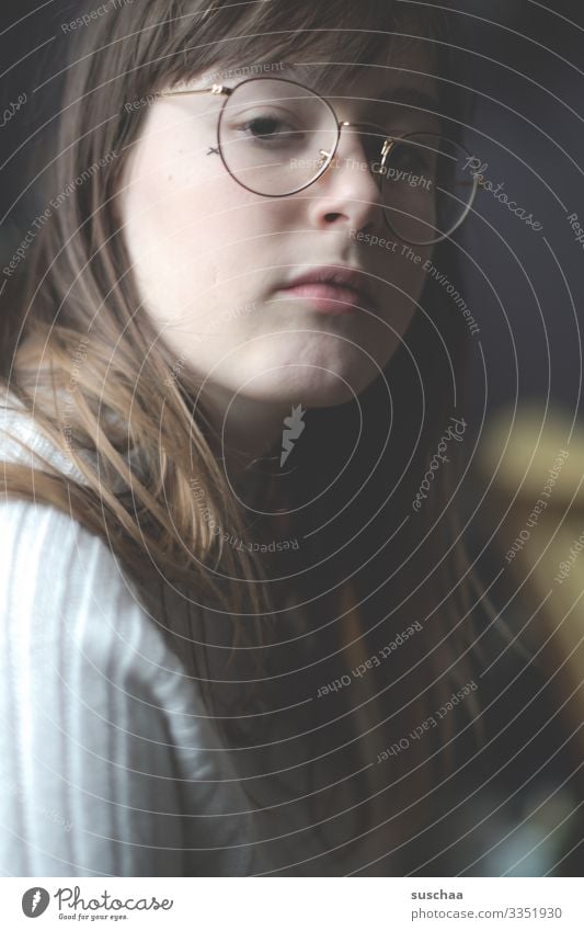 mädchen mit brille Mädchen Junge Frau Jugendliche Gesicht Porträt schön Blick Halbprofil Pubertät Selbstzweifel nachdenklich selbstbewußt Momentaufnahme Brille