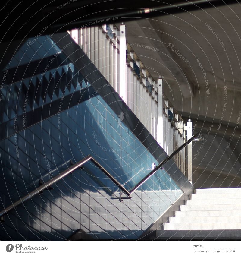 Winkelwerk treppe fliesen kacheln sonnenlicht schatten Handlauf sicherheit geländer bahnhof gebäude dach blau weiß perspektive aufwärts architektur sonnig