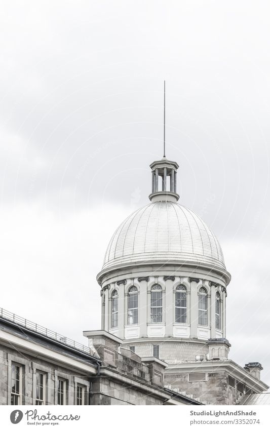 Kuppel des Bonsecours-Marktes in Montreal elegant Stil Tourismus Himmel Wolken Stadt Gebäude Architektur Fassade Stein Metall alt historisch grau weiß Dom