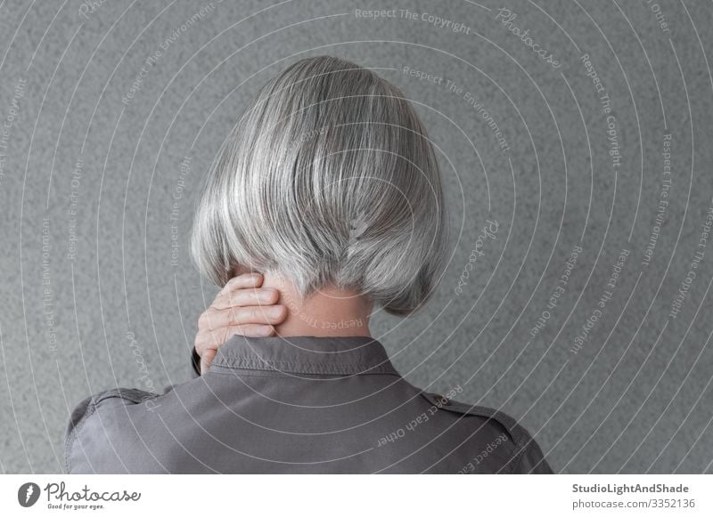 Frau mit silbergrauem Haar Lifestyle Stil schön Körper Haare & Frisuren Haut Gesundheitswesen Mensch feminin Erwachsene Hand Mode alt berühren einfach natürlich