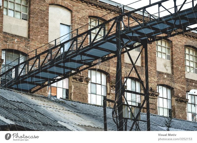 Eisenbrücke einer alten Fabrik Industrie Brücke Gebäude Architektur Metall Stahl Backstein bauen historisch stark unterstützend industriell Zimmerdecke