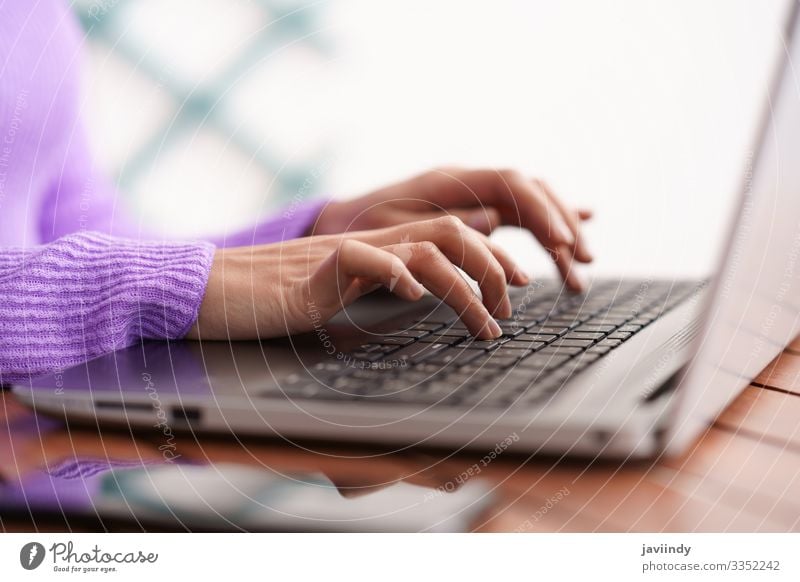 Persische Frau auf ihrem Balkon mit Laptop-Computer Lifestyle Tisch Arbeit & Erwerbstätigkeit Beruf Büro Business Notebook Technik & Technologie Internet Mensch