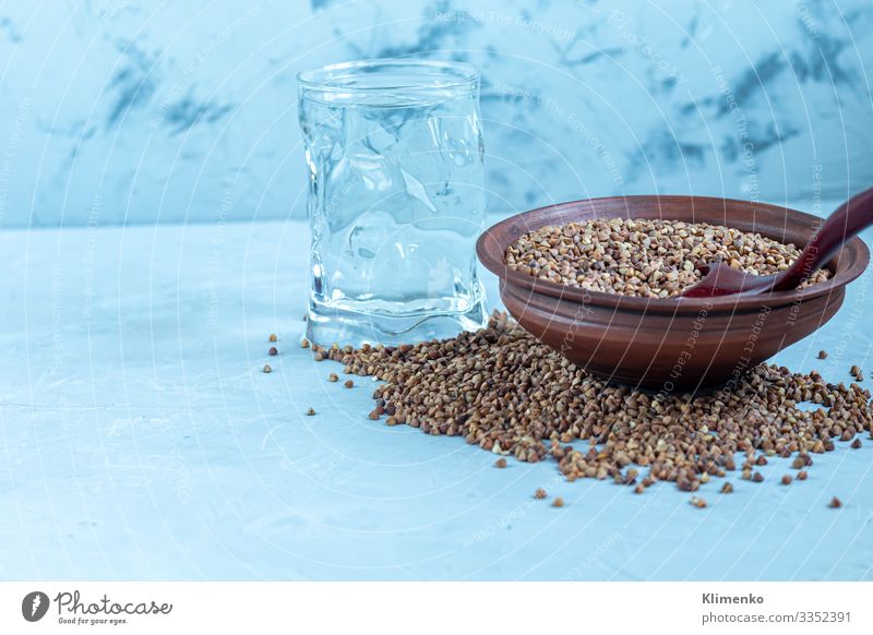 Buchweizen roh, mittelmäßig selten. Gemessen für die Herstellung von Brei. Gemüse Frucht Ernährung Vegetarische Ernährung Limonade Saft Pfanne Lifestyle Sommer