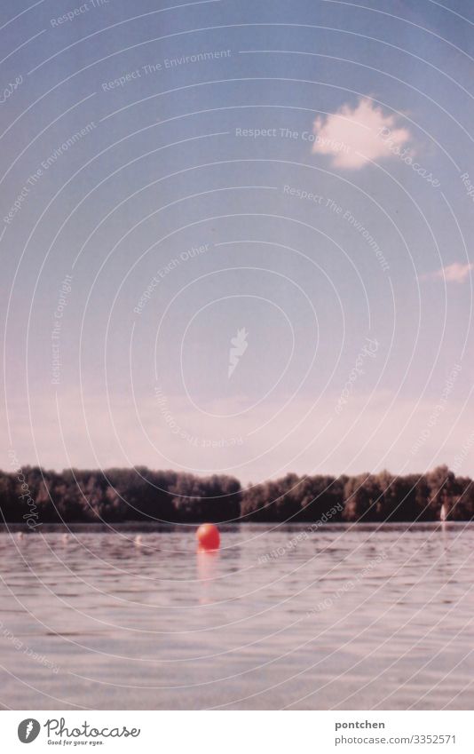 Rote Boje schwimmt im See vor Himmel mit  wenigen Wolken Ferien & Urlaub & Reisen Ausflug Sommer Sonne Umwelt Natur Landschaft Wasser Schönes Wetter Baum