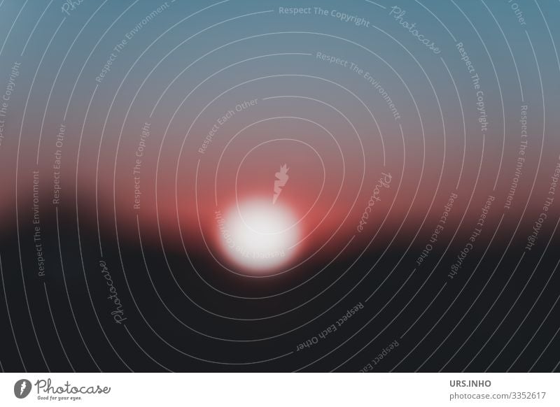 Die Sonne lacht | verschwommener Sonnenaufgang Natur Landschaft Urelemente Himmel Sonnenuntergang Sonnenlicht Wetter Schönes Wetter Hügel leuchten