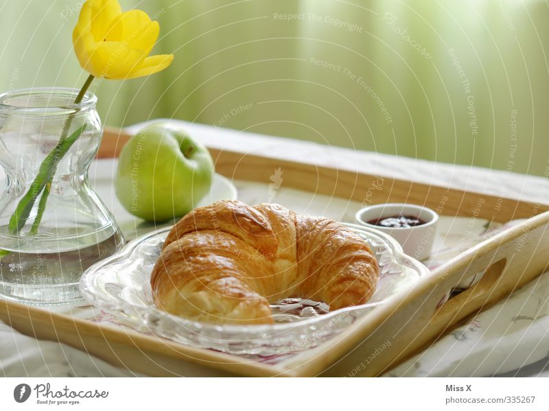 Frühstück* Lebensmittel Apfel Teigwaren Backwaren Croissant Marmelade Ernährung Kaffeetrinken Geschirr Bett Feste & Feiern Muttertag Blume Tulpe lecker süß