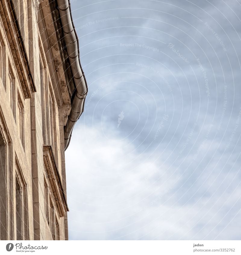 hausecke vor bewölktem himmel. Fassade Himmel Architektur Fenster Haus Menschenleer Außenaufnahme Mauer Wand Farbfoto trist Froschperspektive Stadt Dachrinne