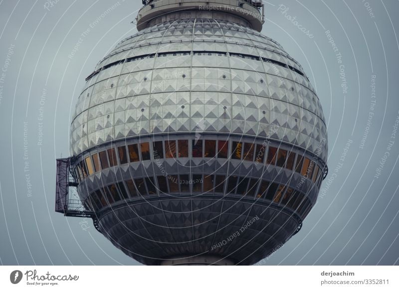 Berliner Ufo. Der Berliner Fernsehturm , nur der Obere Teil im Wolkenlosen Himmel. Design harmonisch Telekommunikation Umwelt Sommer Schönes Wetter Stadtzentrum