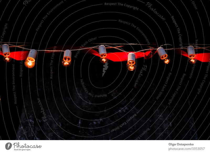 Lampengirlanden auf schwarzem Hintergrund im Freien. Beleuchtungsdekor. Design Innenarchitektur Dekoration & Verzierung Feste & Feiern Kunst Straße Lampenlicht