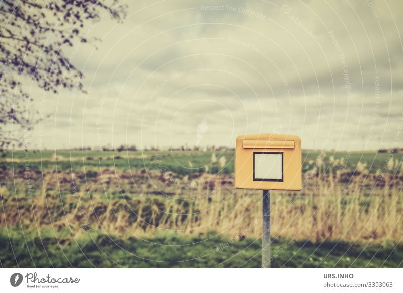 Briefkasten n der Landschaft Natur Himmel Horizont Frühling Gras Feld außergewöhnlich braun gelb grün Post Wiesenlandschaft Farbfoto Gedeckte Farben