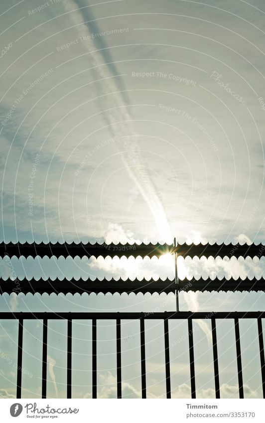 Sonne und Gitter Himmel Wolken Sonnenlicht Wetter Zaun Metall Linie ästhetisch blau schwarz weiß Farbfoto Außenaufnahme Menschenleer Tag Licht Schatten