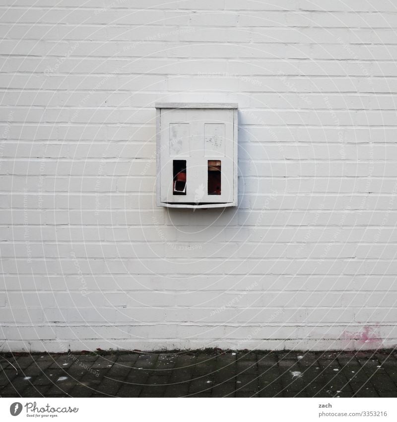 Tarnung Automat Berlin Stadt Hauptstadt Stadtzentrum Haus Bauwerk Mauer Wand Fassade grau weiß Kaugummiautomat Ziegelbauweise Backstein Gedeckte Farben