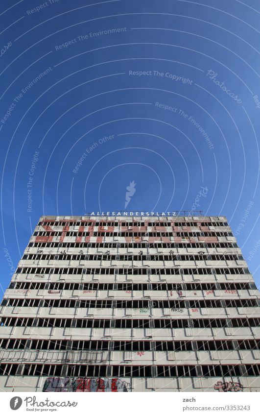 Allesandersplatz Himmel Schönes Wetter Berlin Stadt Hauptstadt Stadtzentrum Haus Hochhaus Ruine Bauwerk Mauer Wand Fassade Zeichen Schriftzeichen Graffiti