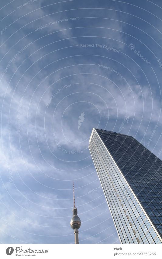 kleiner Bruder Himmel Schönes Wetter Berlin Stadt Hauptstadt Stadtzentrum Fußgängerzone Skyline Menschenleer Haus Hochhaus Bankgebäude Turm Bauwerk Mauer Wand