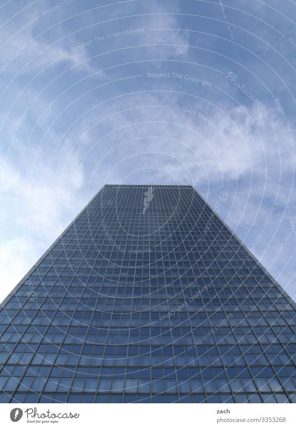 in die Wolken Himmel Schönes Wetter Berlin Stadt Hauptstadt Stadtzentrum überbevölkert Menschenleer Haus Hochhaus Bankgebäude Industrieanlage Turm Mauer Wand