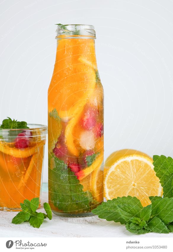 Sommer Erfrischungsgetränk Limonade Frucht Kräuter & Gewürze Vegetarische Ernährung Getränk Saft Alkohol Flasche Glas Blatt Coolness saftig gelb grün rot weiß