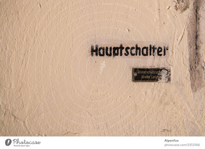 Große Leistung Grafitti Wand Buchstaben Rechte Grau Schriftzeichen Mauer Beton Menschenleer Wort Fassade kämpfen Schalter Typenschild Schutzschalter