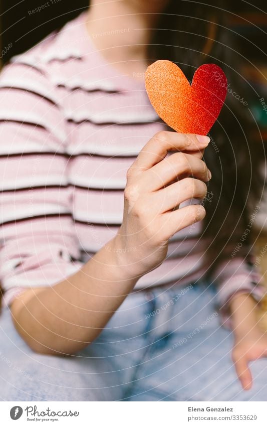 Junge Frau mit rotem Glitzerherz auf der Hand. Feste & Feiern Valentinstag Büroarbeit Mensch Erwachsene Jugendliche Herz Liebe tragen Fröhlichkeit Gefühle