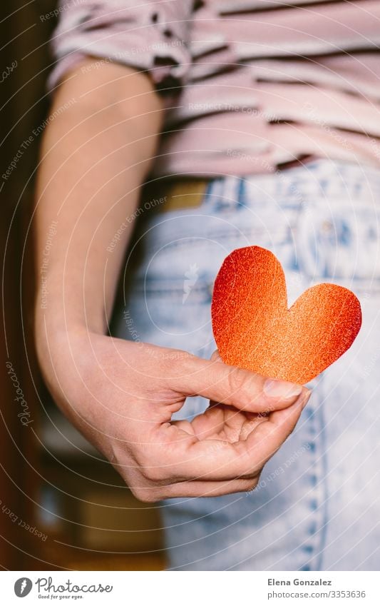 Frau mit rotem herzförmigem Karton auf der Hand. Feste & Feiern Valentinstag Büroarbeit Mensch Erwachsene Jugendliche Herz Liebe tragen Fröhlichkeit Gefühle