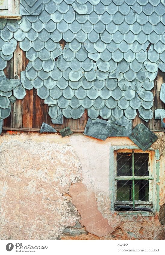 Früher oder später Dorf Menschenleer Haus Mauer Wand Fassade Fenster alt trashig ruhig Verfall Vergangenheit Vergänglichkeit Zerstörung Schiefer Schaden