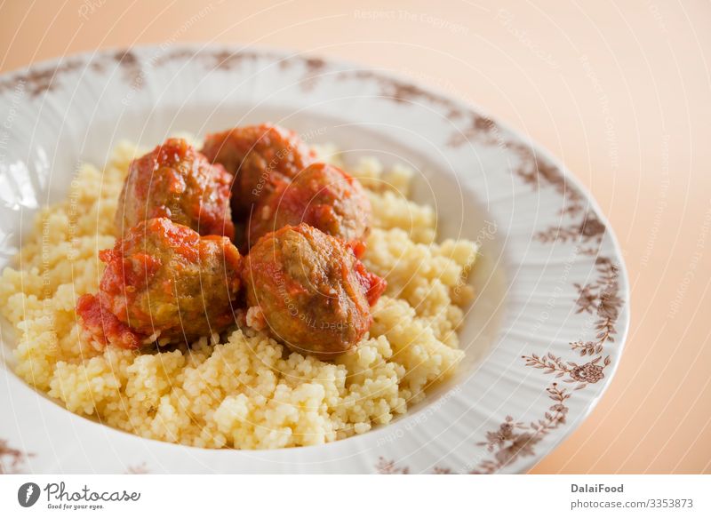 Fleischklöße mit typisch marokkanischem Couscous Abendessen Teller Tradition Kefta Marrakesch Marokko Hintergrund brauner Hintergrund Zerealien cous-cous