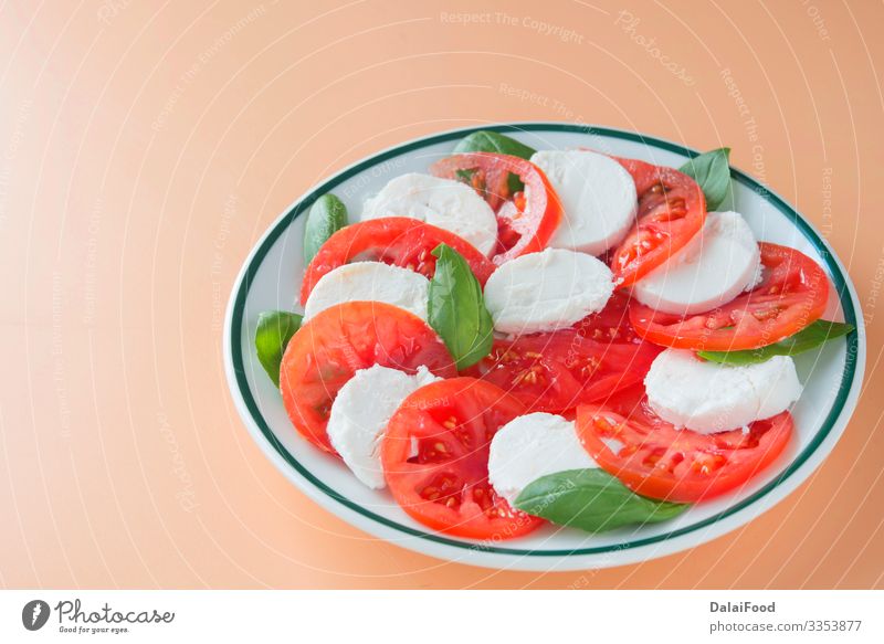 Caprese-Salat auf braunem Hintergrund Käse Gemüse Kräuter & Gewürze Ernährung Essen Diät Teller Tisch frisch rot weiß Tradition Basilikum brauner Hintergrund