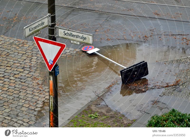 Ich war das nicht! Das war Sabine! Erde Wasser schlechtes Wetter Unwetter Sturm Regen Straße Stadtzentrum Hauptstadt Stadtrand Menschenleer Straßenkreuzung