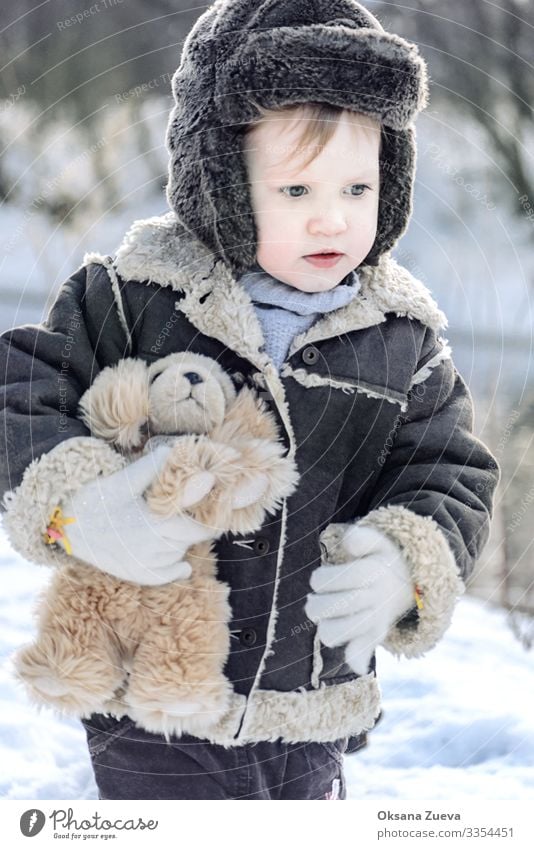 Baby im Winterpark Lifestyle Spielen Winterurlaub Kind Junge Bruder Haut Kopf Gesicht Auge Nase Lippen Brust Arme Finger 1 Mensch 1-3 Jahre Kleinkind Natur