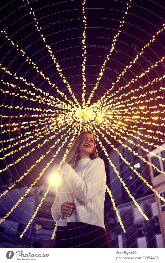 Junge Frau genießt die Weihnachtsdekoration in Vigo, Galicien, Spanien Galicia Weihnachten Beleuchtung Lichter Bokeh jung Außenseite Szene außerhalb