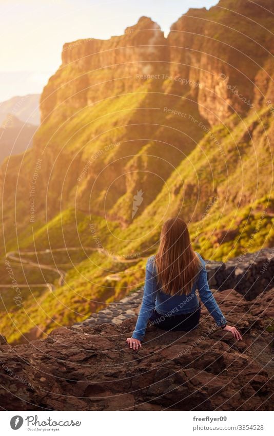 Junge Frau überlegt sich den Weg nach Masca auf Teneriffa, Kanarische Inseln, Spanien jung wandern Wanderung Tourismus Tourist Kanarienvogel Kontemplation