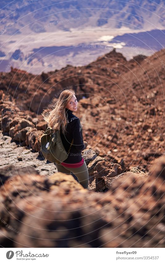 Junge Frau beim Wandern am Teide-Vulkan auf Teneriffa, Kanarische Inseln, Spanien im Freien Park vulkanisch blau wandern national Felsen durch Wolken Natur