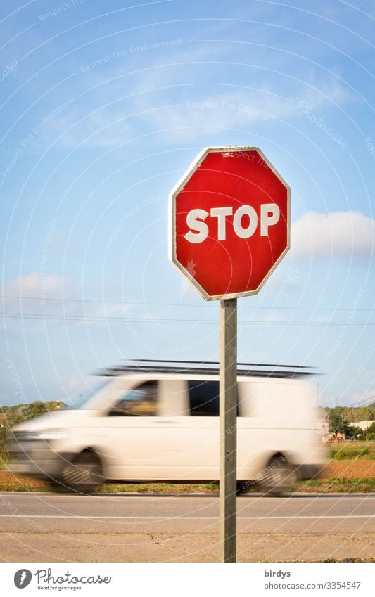 Symbolbild.Stopschild vor Straßeneinfahrt, vorbeifahrender Lieferwagen mit Bewegungsunschärfe 1 Mensch Himmel Klimawandel Schönes Wetter Verkehr Straßenverkehr