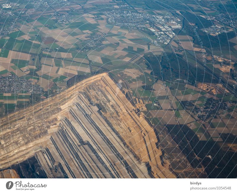 Landvernichtung für Luftverschmutzung in NRW Energiewirtschaft Bergbau Braunkohlentagebau Umwelt Landschaft Klimawandel Feld Wald Dorf Kleinstadt bevölkert