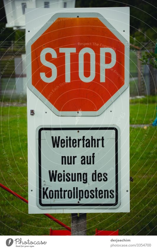 Stop. Zeigt das Schild an. Außerdem darunter : Weiterfahrt nur auf Weisung des Kontrollpostens. Design Leben Ausflug Informationstechnologie Umwelt Sommer