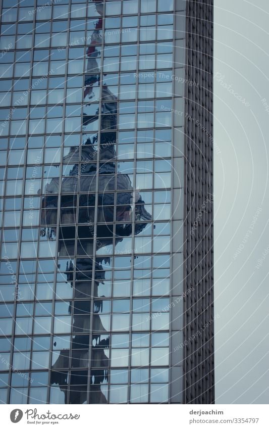 Reflexion am Hochhaus , der Berliner Fernsehturm. Der Fernsehturm ist leicht verzerrt durch die Spiegelung. Reflexion & Spiegelung Himmel Architektur modern