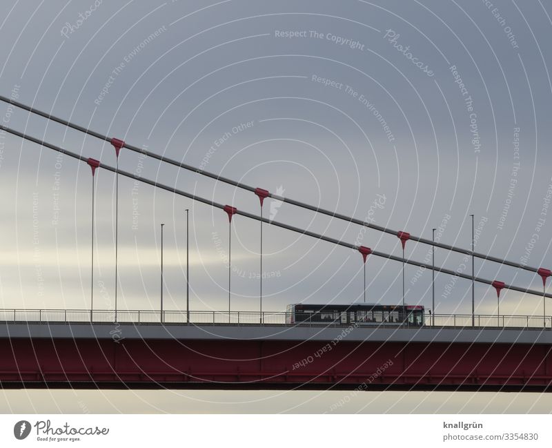 Linienbus Wolken Stadt Brücke Verkehr Verkehrsmittel Öffentlicher Personennahverkehr Straßenverkehr Busfahren hoch blau grau Bewegung Horizont Mobilität