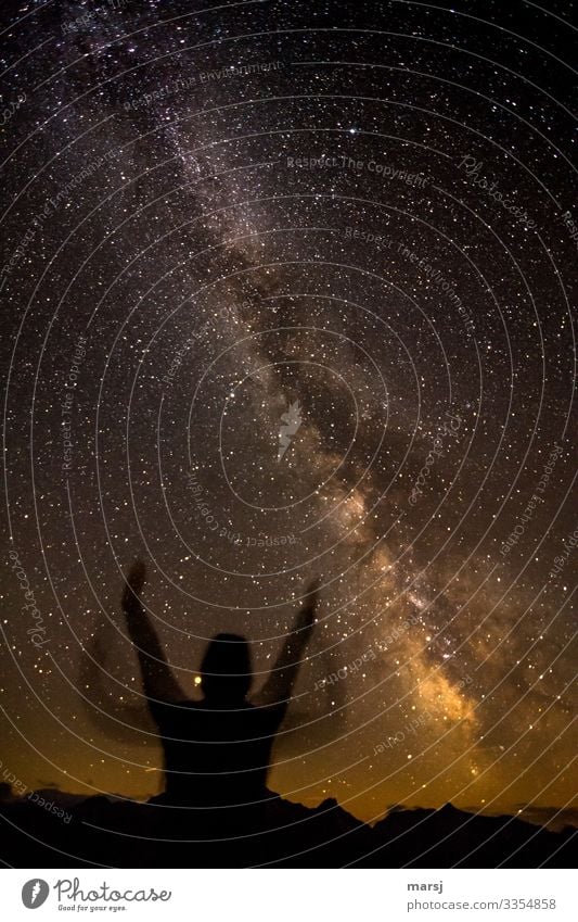 Milchstrasse mit unscharfem Mensch im Vordergrung Mars Himmel Weltall dunkel Galaxie Astronomie Außenaufnahme Stern Nacht Langzeitbelichtung Weitwinkel