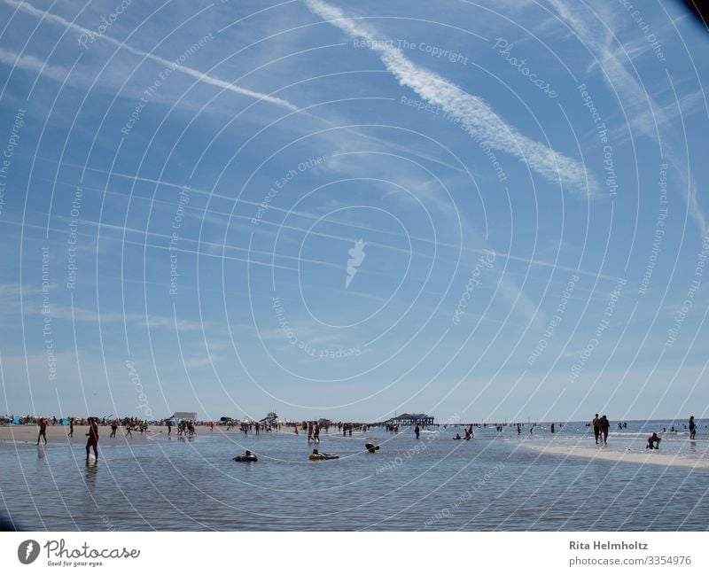 Strandleben Freude Schwimmen & Baden Ferien & Urlaub & Reisen Ferne Freiheit Sommerurlaub Sonne Meer Mensch Leben Menschenmenge Wasser Himmel Wolken Küste