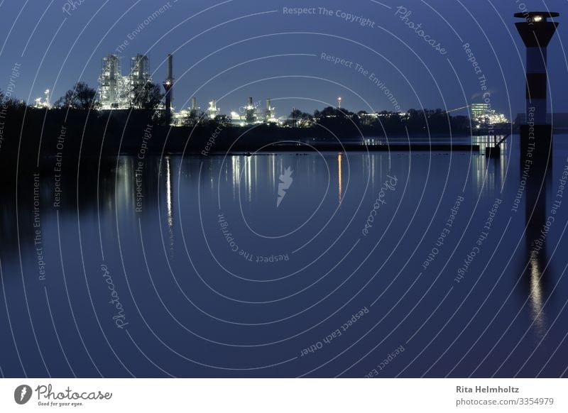 Industrie Business Industrieanlage Gebäude Wasser bedrohlich dreckig dunkel blau schwarz Zukunftsangst Endzeitstimmung Umwelt Umweltverschmutzung Farbfoto