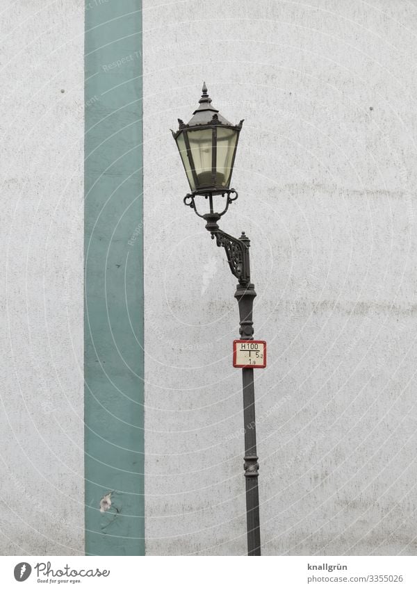 Historisch Stadt Mauer Wand Gaslaterne leuchten alt historisch schwarz türkis weiß Neigung Außenaufnahme Menschenleer Textfreiraum links Textfreiraum rechts