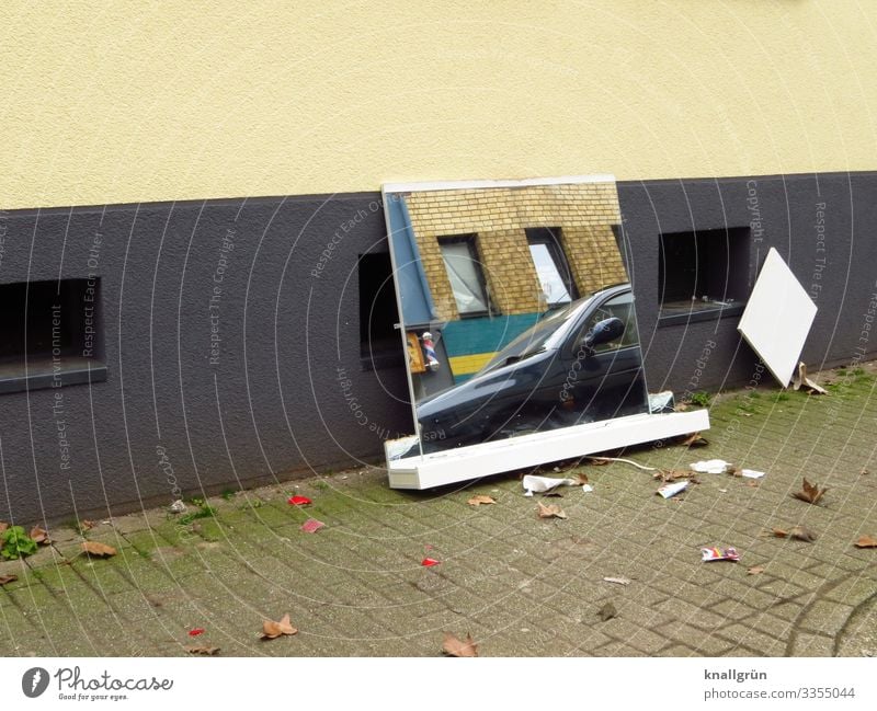 Gegenüber Stadt Haus Mauer Wand Kellerfenster Verkehrsmittel Straße Fahrzeug PKW Spiegel Spiegelbild beobachten dreckig braun grau weiß Umweltverschmutzung