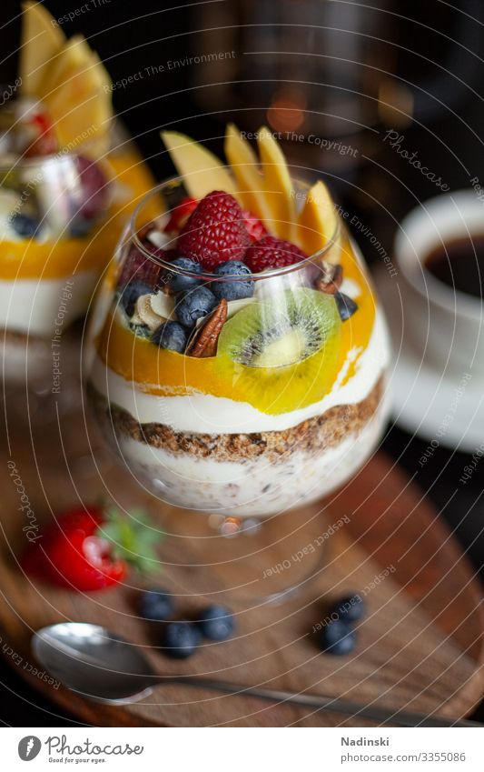 Frühstücks Bowl Lebensmittel Joghurt Frucht Getreide Mango Kiwi Himbeeren Blaubeeren Mandel Haferflocken Ernährung Essen Bioprodukte Vegetarische Ernährung Diät