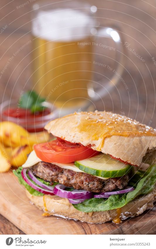 Burger Fleisch Käse Brot Brötchen Mittagessen Abendessen Bier Becher Tisch Holz lecker Geschwindigkeit weiß Pommes frites Kartoffeln Cheeseburger gebraten