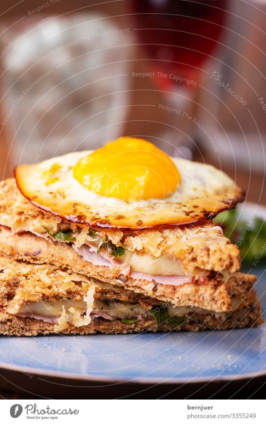 Croque Madame Käse Brot Frühstück Mittagessen Fastfood Fingerfood Gabel Gastronomie Wasser Holz lecker Schinken backen Snack grillen Speck Belegtes Brot